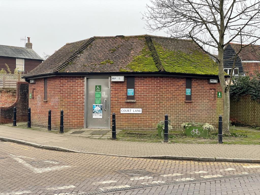 Lot: 40 - FORMER PUBLIC CONVENIENCES -
